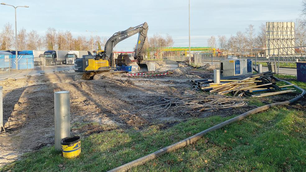 Noch ist es eine Baustelle, doch bereits im nächsten Monat soll am Grenzübergang bei Bad Nieuweschans auf dem Rastplatz »Poort van Groningen« eine Schnellladestation für Elektrofahrzeuge eröffnet werden.  © Foto: Kuper