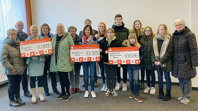 Sammlung von Weihnachtsbäumen erbringt 3316 Euro für gute Zwecke
