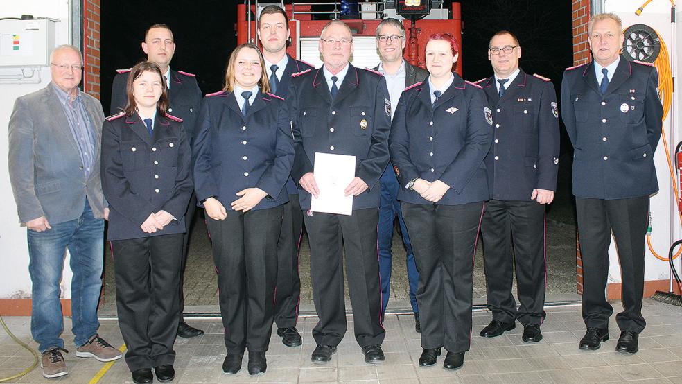 Nach den Beförderungen und der Verabschiedung (im Bild von links): Ortsvorsteher Gerrit Dreesmann, Angelina Krawietz, Ortsbrandmeister Stefan Siemens, Janna Schmehl, stellvertretender Ortsbrandmeister Thomas Müller, Bertus Boekoff, Bürgermeister Heiko Abbas, Mareike Riemeyer, Stadtbrandmeister Jörg Fisser und der stellvertretende Stadtbrandmeister Helmut Erfkamp.  © Rand (Feuerwehr)