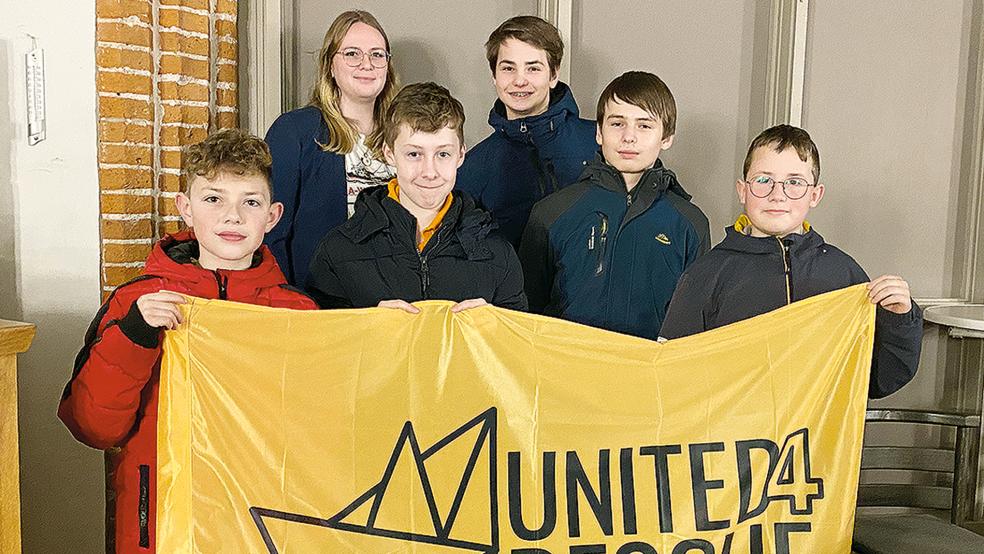Die Konfirmanden (von links) Ben-Luca Bakker, Jonas Haats, Leif Duitsmann, Veit Duitsmann und Lasse Karels sowie Theologiestudentin Tina Yzer aus Möhlenwarf mit der Flagge von »United4Rescue«.  © Kuper
