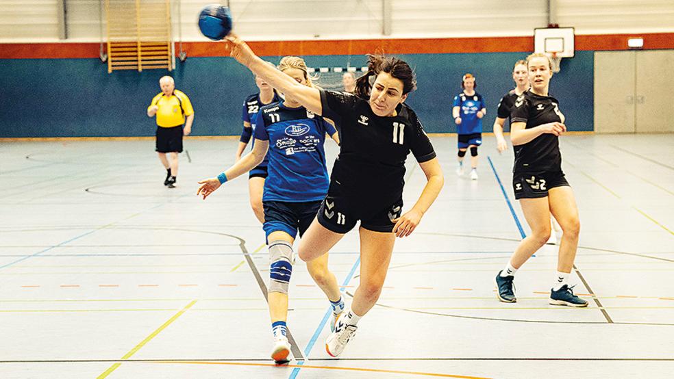 Anneke Mannel (vorne) war mit drei Toren eine von acht verschiedenen Torschützinnen der HSG Weener/Bunde.  © Foto: Wienberg