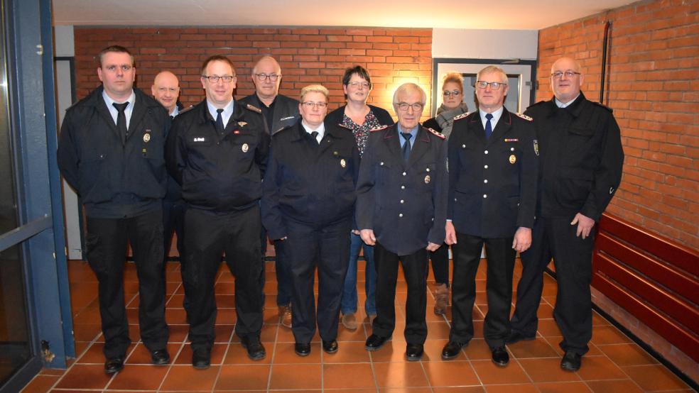 Im Bild von links: Gemeindebrandmeister Jan Remmers, Stephan Hilbrands (Stellvertreter), Ralf Broß (25 Jahre Mitglied), Bürgermeister Hans-Peter Heikens, Antje Lüdemann (40 Jahre Mitglied), Margitta Brandt (Ausschuss für Feuerschutz, Vereine und Verkehr), Günther Witt (40 Jahre Mitglied), Christiane Dorenbos (Fachbereichsleiterin), Werner Heikens (Altersabteilung) und Ortsbrandmeister Ralph Janssen.  © Foto: Kuper