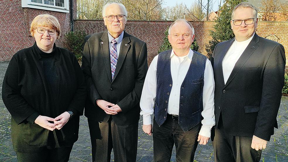 Das offizielle Datum war der 1. Februar, aber am Sonntag wurde Pastor Rolf Kemner (Zweiter von rechts) mit einem Festgottesdienst verabschiedet. Unser Foto zeigt ihn mit Anne Theile vom Kirchenvorstand der Erlöser-Gemeinde Weener, Johannes Willms vom Kirchenvorstand der Emmaus-Gemeinde Bunde und Superintendent Thomas Kersten (von links).  © Fotos: Himstedt