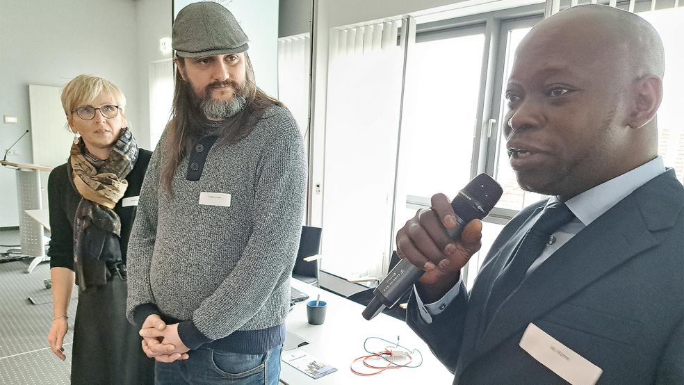 Im Saal des Maritimen Kompetenzzentrums (Mariko) in Leer begrüßten Ali Koné, Vorsitzender des Vereins »Afrikanische Diaspora Ostfriesland«, und Anna Kuhn, Integrationsbeauftragte des Landkreises Leer, den Referenten Torben Linde vom Flüchtlingsrat Niedersachsen.  © Foto: Szyska