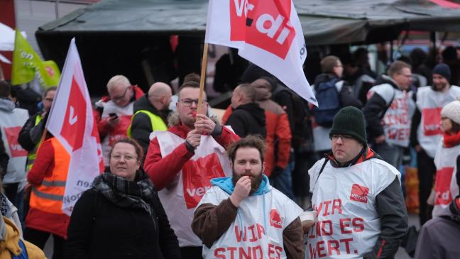 Hunderte streiken für besseren Lohn