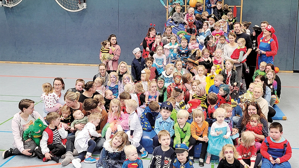 Bunt kostümiert und närrisch gelaunt - rund 100 Kinder kamen zur Karnevalsfeier in die Mölenland-Turnhalle, um gemeinsam zu turnen, zu tanzen und zu singen. © Foto: Ostendorp