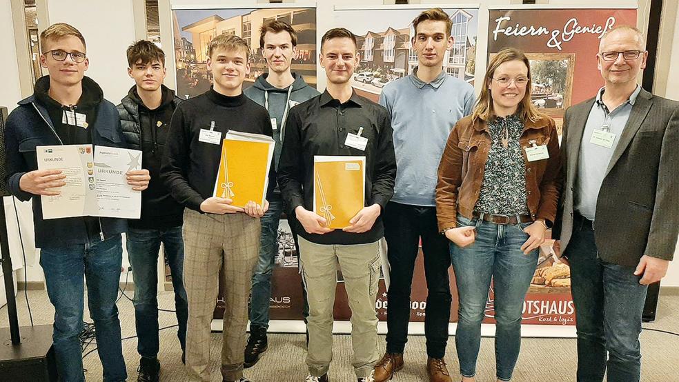 Erfolgreich beim Regionalentscheid des Wettbewerbs »Jugend forscht« (von links): Felix Saathoff, Ben Schüler aus Jemgum, Nils Buchal, Jann Sander, David-Linus Rutkevich und Rupert Ihering aus Weener mit den betreuenden Lehrkräften Wiebke Brakhuis und Dr. Johann de Vries.  © Foto: UEG Leer