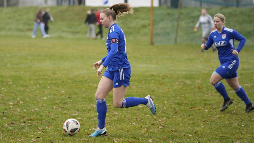 Lea Siemens (am Ball) wird auch in der kommenden Saison beim SV TiMoNo kicken. © privat