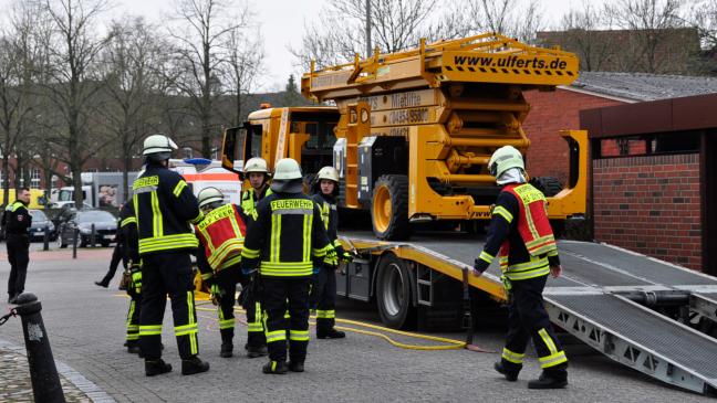Arbeiter quetscht sich Hand in Hubarbeitsbühne