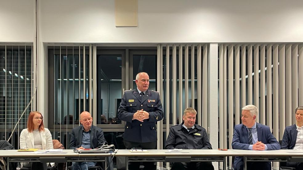 Der neue Kreisbrandmeister Ralf Heykants (stehend) bei seiner Vorstellung, rechts neben ihm Ernst Berends, Brandabschnittsleiter Süd, und Landrat Matthias Groote.  © Foto: Feuerwehr