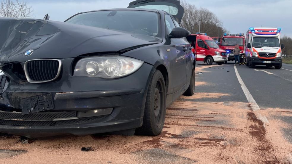 Durch den Unfall entstand an beiden Fahrzeugen, einem BMW (Bild) und einem Mercedes, erheblicher Sachschaden. Öl und Benzin traten aus beiden Wagen aus. © Feuerwehr Papenburg