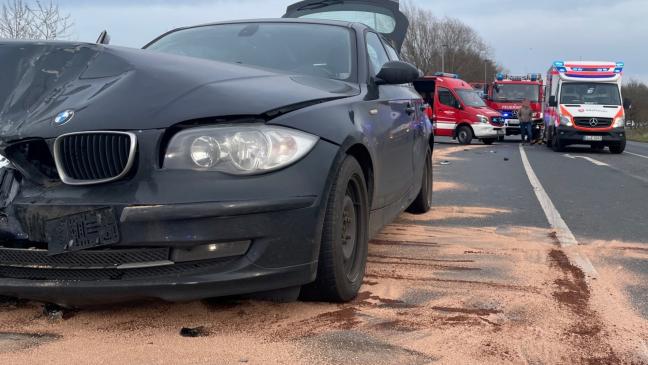 Autos stoßen vor Werft zusammen