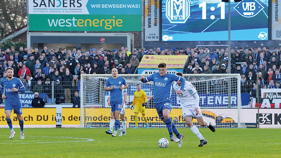 Im Derby gegen den VfB Oldenburg traf Marek Janssen (am Ball) den Pfosten.  © Foto: Born