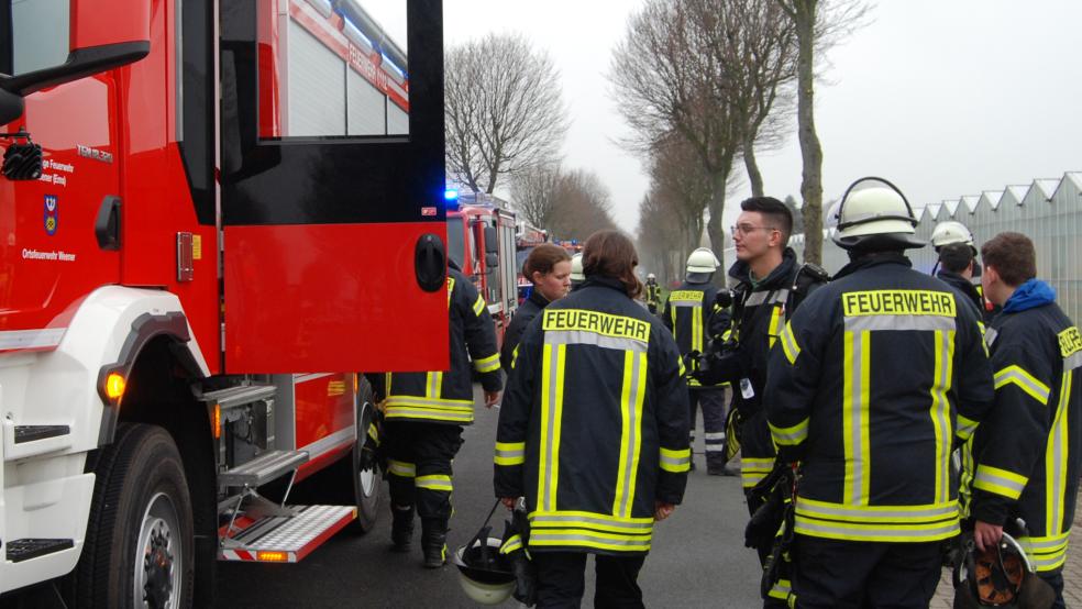 Ein Großaufgebot von vier Feuerwehren war heute morgen bei der Gärtnerei Silze in Halte im Einsatz. Zum Glück war ein Schmorbrand in einem Verteilerkasten schnell gelöscht.  © Foto: Hoegen