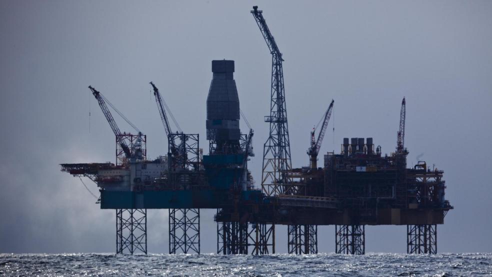 Das Foto zeigte die Erdgas-Plattform Elgin (Total) in der Nordsee vor der schottischen Küste im Jahr 2012, als nach einem Unfall Methan-Gas aus einem der Bohrlöcher austrat. © dpa/Jörg Modrow (Greenpeace)
