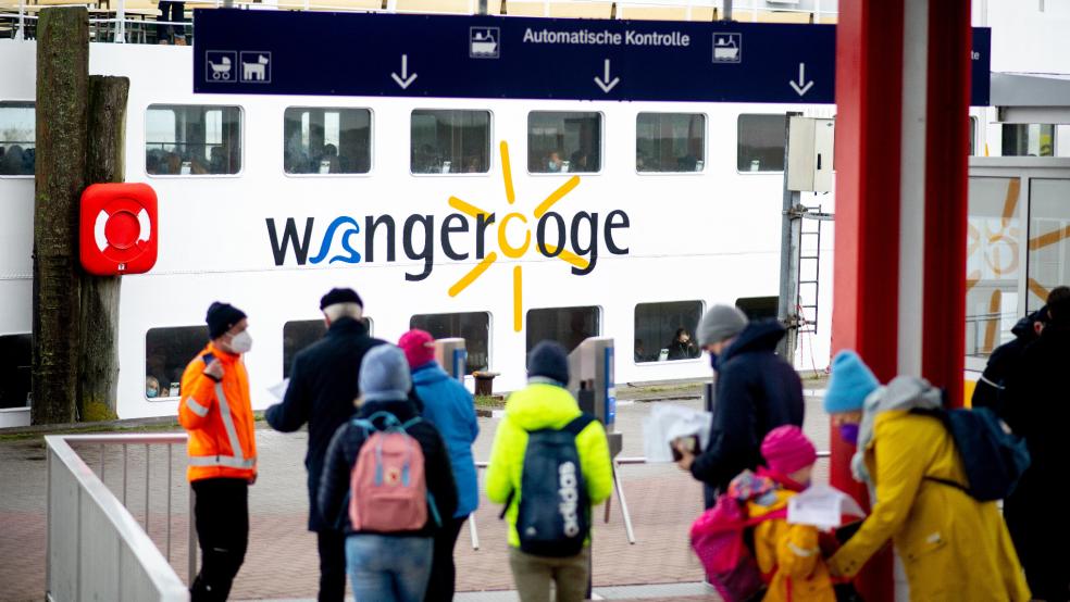 Im flachen Wattenmeer sind die größeren Passagierfähren zu den Inseln Wangerooge, Spiekeroog, Baltrum und Juist abhängig von Ebbe und Flut und fahren daher stets zu unterschiedlichen Zeiten.  © Dittrich (dpa)