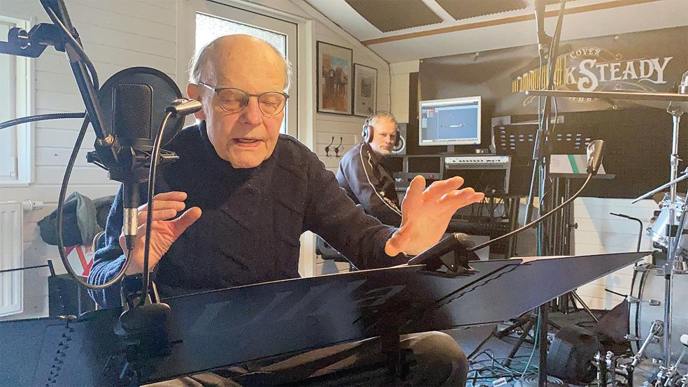 Wolfgang Kaven (vorne) hat erstmals seine Rolle als Erzähler des TKKG-Hörspiels in Westoverledingen aufgenommen. Tonstudio-Besitzer Matthias Mühring (im Hintergund) überwacht, dass auch alles mit der Technik stimmt.  © Foto: Hagewiesche