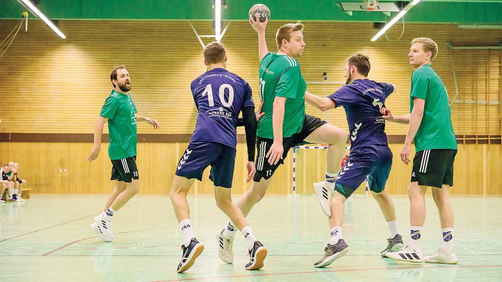 Jürgen Dreesmann (am Ball) und der TuS Holthusen (grüne Trikots) unterlagen im Hinspiel knapp mit 22:23.  © Foto: Bruins