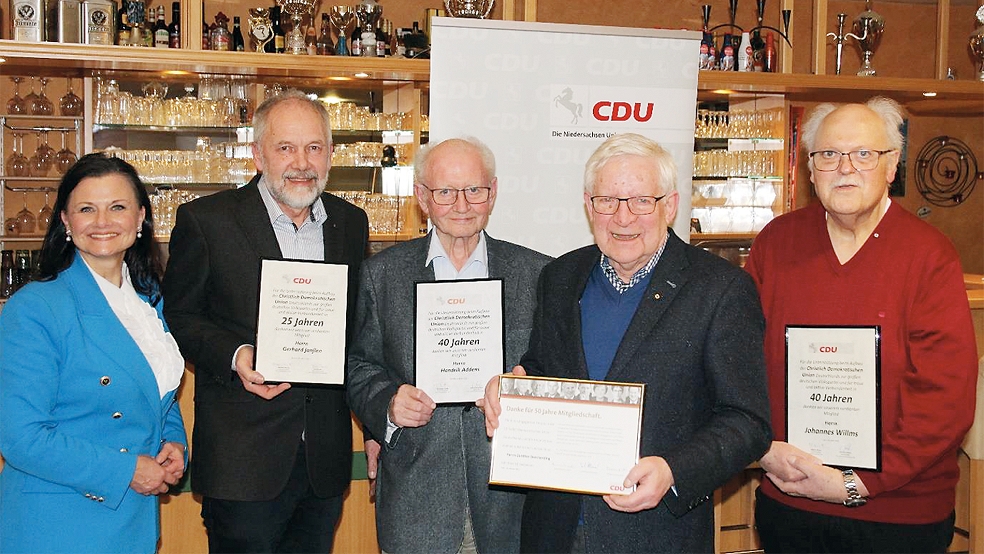 Die Geehrten (von rechts): Johannes Willms (40 Jahre), Günther Borcherding (50 Jahre), Hendrik Addens (40 Jahre) und Gerhard Janßen (25 Jahre) mit der CDU-Bundestagsabgeordneten Gitta Connemann.  © Foto: CDU