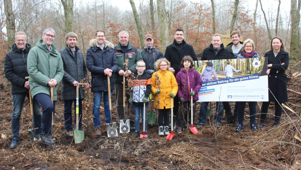 Griffen im Holthuser Stadtwald zum Spaten (hintere Reihe von links): Andreas Sinningen, Heiko Abbas, Stefan Schmitz (Stadt Weener), Thomas Lüken (Ostfriesische Volksbank), Erich Delfs (Bezirksförsterei Ems-Jade), Marvin Schneider (Schutzgemeinschaft Deutscher Wald SDW), Sven Rieks (OVB), Gerhard Schoormann (OVB), Edward Olson (SDW), Jutta Reich (OVB) und Yvonne Soldaat (Greta-Schoon-Schule).  © Foto: Busemann