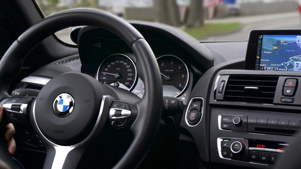 Hochwertiges Zubehör wie Lenkrad und Bordcomputer haben Diebe aus einem BMW ausgebaut.  © Symbolfoto: Pixabay