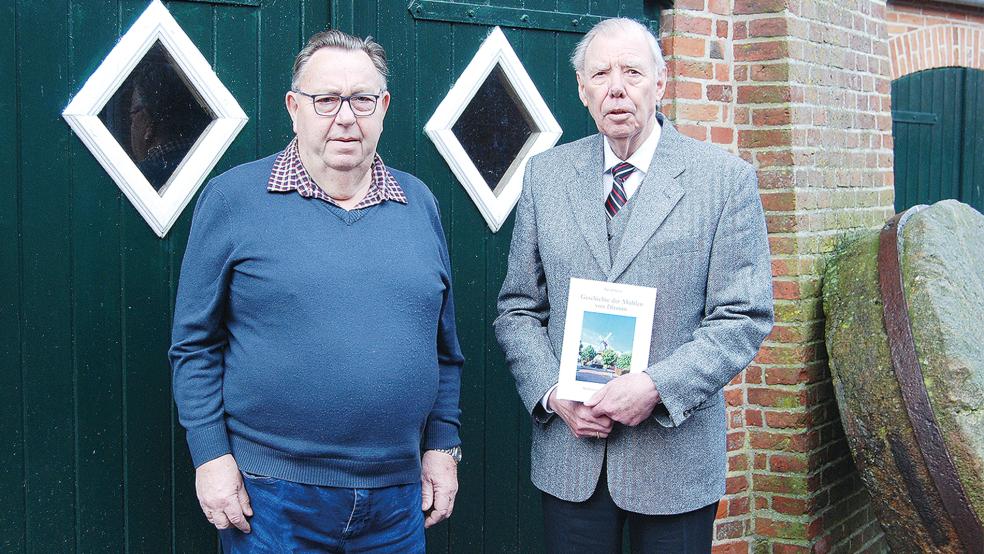 Vor der Eingangstür der Ditzumer Mühle: David Steen stellte gestern sein aktuelles Buch vor, das sich nur um den Gallerieholländer dreht. Links im Bild der ehrenamtliche Müller Hermann Oltmanns.  © Foto: Hoegen