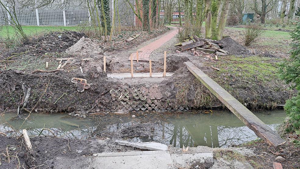 Im Zuge der Wegeverbindung zwischen dem Dörfergemeinschaftshaus und der Langen Straße hat der Bauhof der Gemeinde jetzt die Fundamente gegossen. © Foto: Szyska