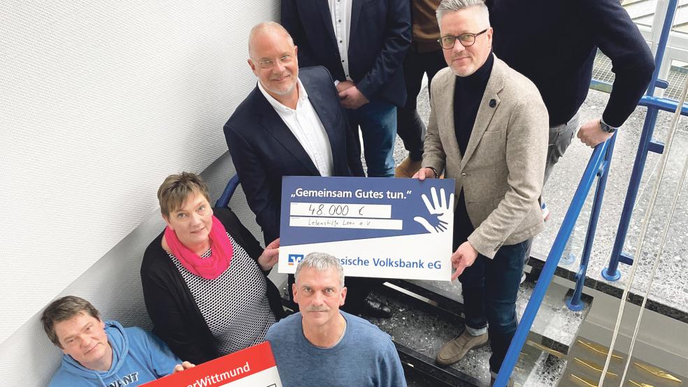 Lebenshilfe und Kinderschutzbund konnten sich über einen warmen Geldsegen nach der Weihnachtsverlosung in Leer freuen.  © Foto: Jansen