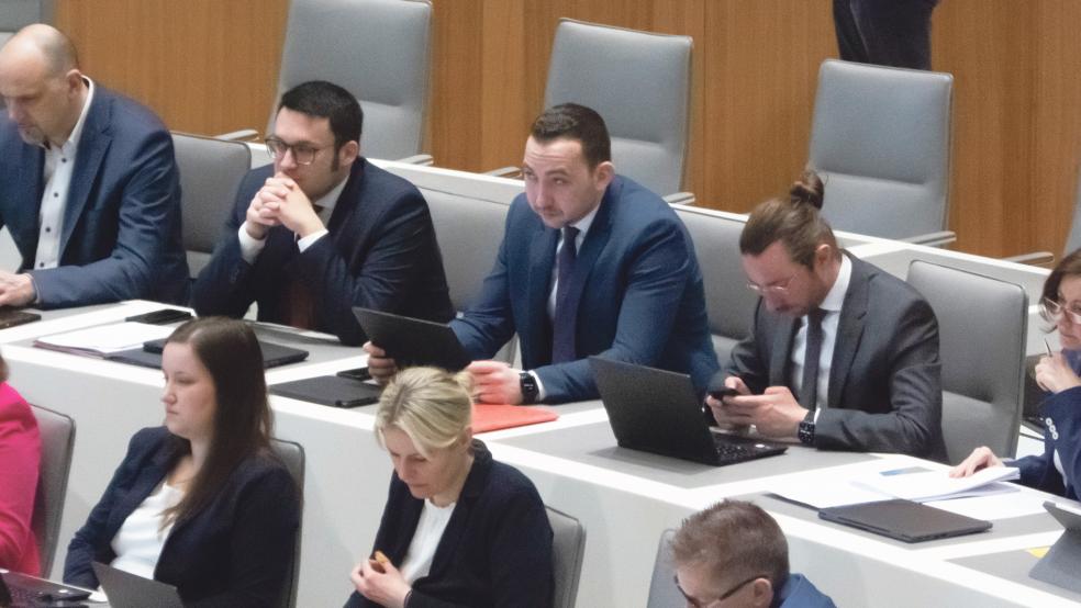 Im »Steuerhaus« des Landes Niedersachsen: Der Plenarsaal des Landtages, in dem auch Nico Bloem (Mitte) seit November 2022 sitzt.  © Fotos: Hanken