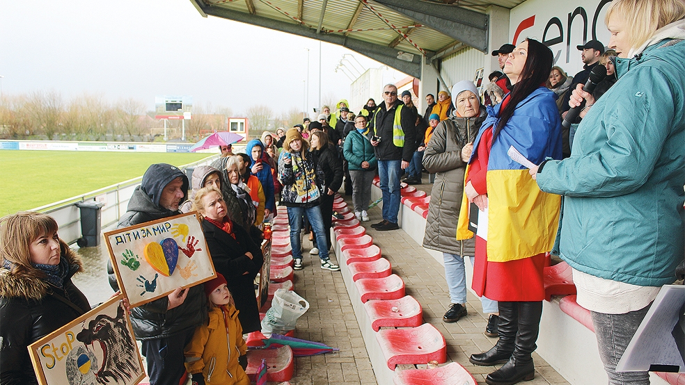 Etwa 80 Menschen versammelten sich auf der Tribüne des Mölenland-Stadions zu einer Mahnwache gegen den Krieg. © Foto: Busemann