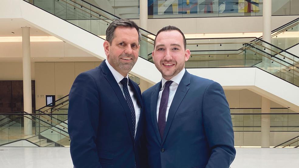 Bei einem Treffen mit dem Weeneraner SPD-Landtagsabgeorndeten Nico Bloem (rechts) äußerte sich Verkehrsminister Olaf Lies auch zum Thema Kreisel an der B 436.  © Foto: Hanken