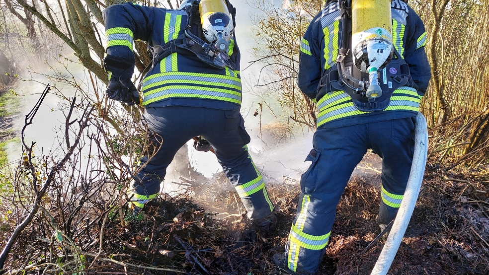 Die Feuerwehr Bunderhee war heute morgen an der Deichstraße im Einsatz und löschte einen brennenden Komposthaufen. © Stirler/Feuerwehr