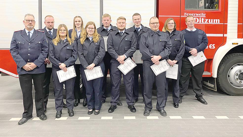 Ortsbrandmeister Wilhelm Pruin (von links) mit den Beförderten Nils Hartema (Feuerwehrmann), Rieke Boelsums, Anke Bödeker, Mareike Bruhns, Frank Hommers, Sönke Begemann und Wilko Foget (alle sechs Oberfeuerwehrfrau/-mann), Heiner Begemann (Hauptfeuerwehrmann), Jennifer Sonneson(Löschmeisterin) und Matthias Saadthoff (Löschmeister).  © Fotos: Kuper