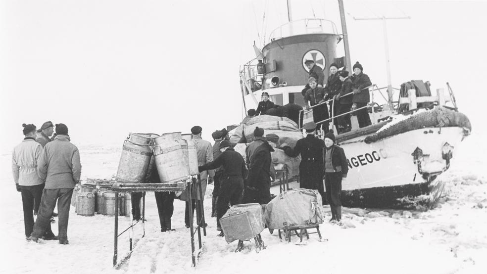 Eine ähnliche Situation wie 1948: Einige Jahre später transportieren Seenotretter Proviant für die vom Eis eingeschlossenen Inseln mit dem Motorrettungsboot »Langeoog«.  © Foto: DGzRS/Gleitsmann