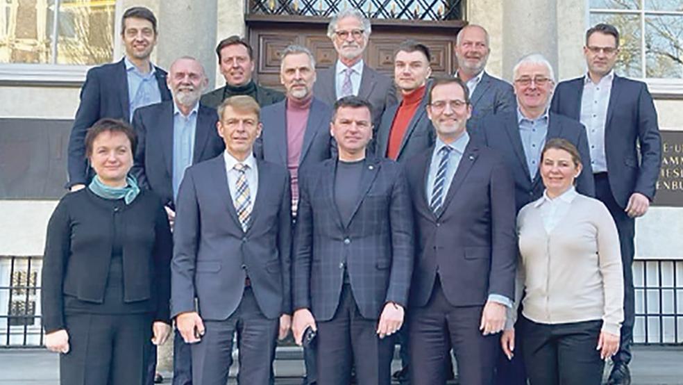 Eine Wirtschaftsdelegation aus Iwano-Frankiwsk im Südwesten der Ukraine mit dem dortigen IHK-Präsidenten Andriy Levkovych (vorne Mitte) an der Spitze traf sich in Emden mit Kammerpräsident Dr. Bernhard Brons (Zweiter von links vorne) und IHK-Hauptgeschäftsführer Max-Martin Deinhard (Zweiter von rechts vorne).  © Foto: privat