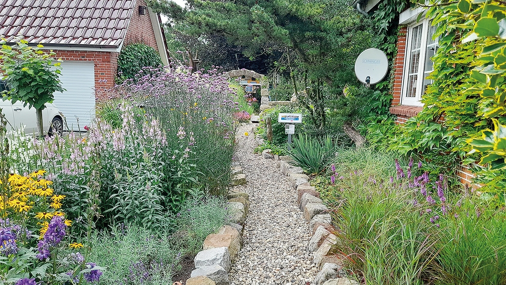 Hier wurde in Großheide ein Garten so umgestaltet, dass er als naturnah und insektenfreundlich ausgezeichnet wurde. Auch in der Gemeinde Bunde könnte es bald kostenlose und unverbindliche Beratungen geben.  © Foto: Privat