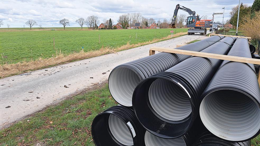 Das Tiefbauunternehmen Würdemann aus Ostrhauderfehn ist seit gestern mit Baggern im Einsatz, um den Toten Weg zu verbreitern.  © Foto: Szyska