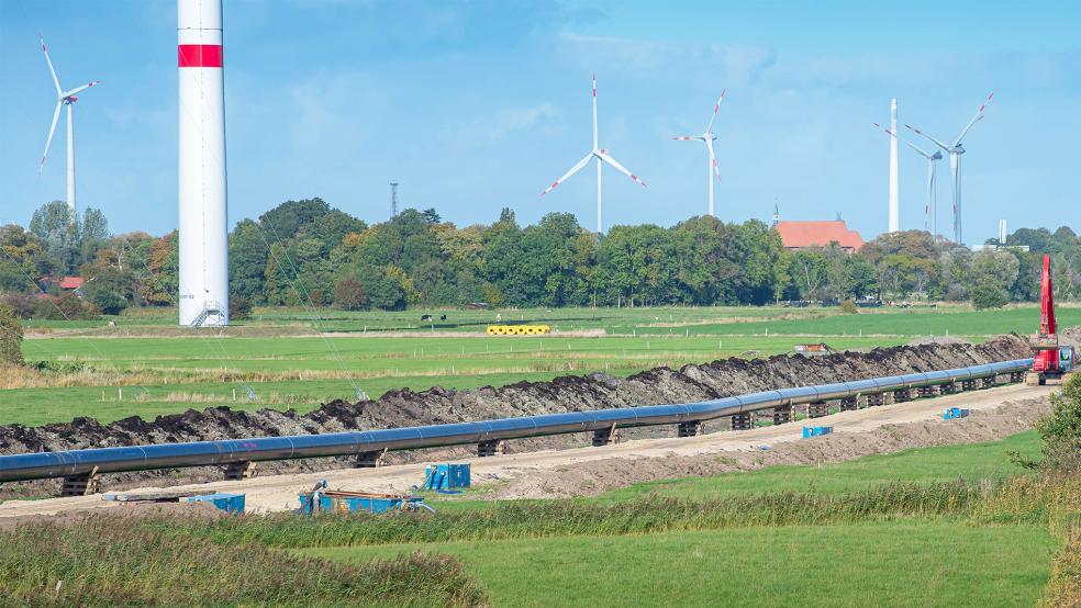 Rohre für die Wilhelmshavener Anbindungsleitung (WAL) werden verlegt. Die Bauarbeiten für eine weitere unterirdische Anbindungspipeline an das LNG-Terminal in Wilhelmshaven sollen nach Angaben der EWE im März beginnen.  © Foto: dpa