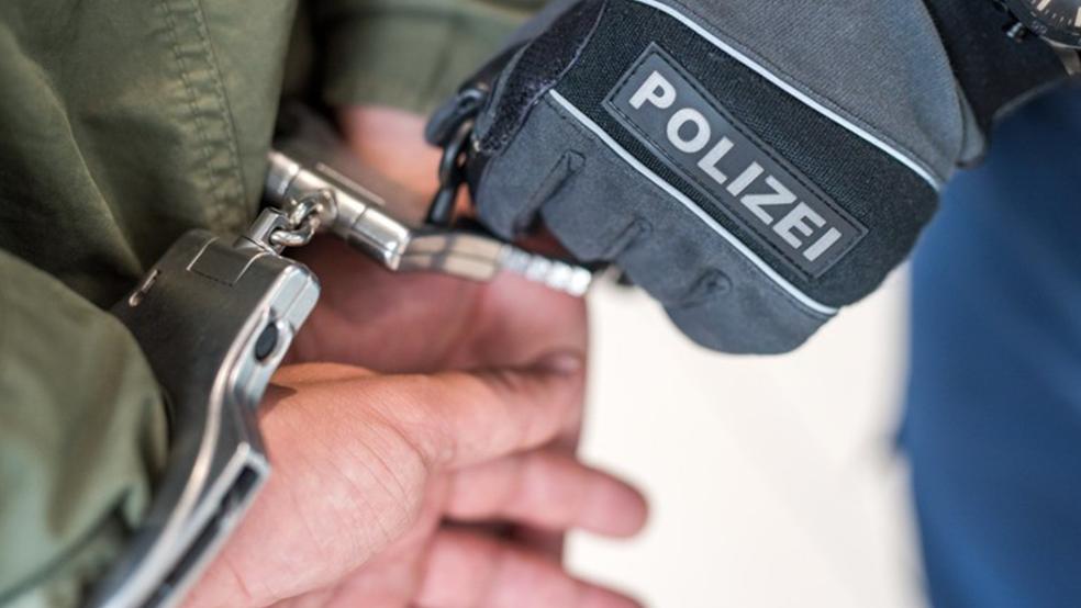 Die Bundespolizei hat am Montag an der Autobahnabfahrt Weener einen 30-Jährigen kontrolliert. Es stellte sich heraus, dass ein Haftbefehl gegen ihn vorlag.  © Symbolfoto: Bundespolizei