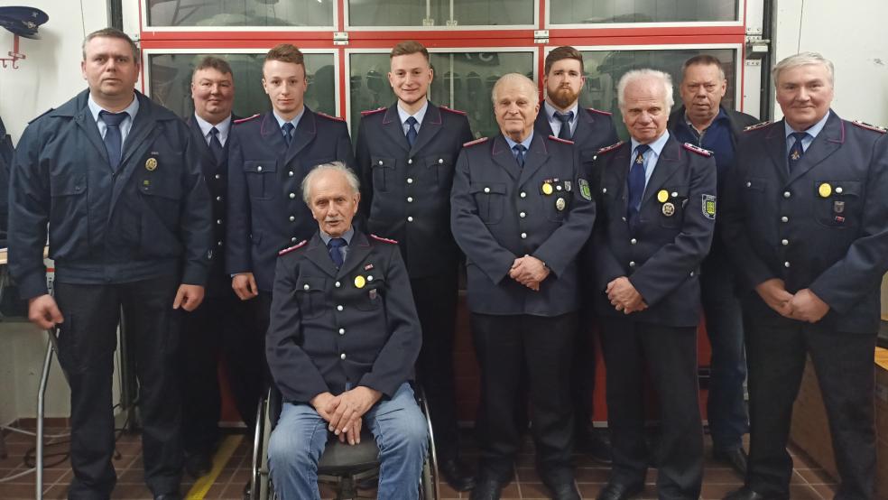 Die Beförderten und Geehrten zusammen mit Gemeindebrandmeister Jan Remmers und Ortsbrandmeister Bernhard Hensmann (von links). Neben dem Ortsbrandmeister Nico Behrens, Lambert Hensmann, Heiko Korporal, Ehrenortsbrandmeister Rudolf Spekker, Jan-Eike Düring, Hermann-Peter Spekker, der stellvertretende Bürgermeister Helmut Plöger und Wübbo van Lessen. Es fehlen Tammo Hartmann, Hendrik Spekker und Theodor Rösing.  © Foto: Feuerwehr