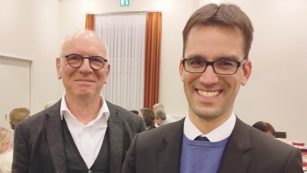 Felix Halbesleben (rechts) ist seit Oktober 2021 Militärpfarrer in Wilhelmshaven. In Bunde sprach er über Friedensethik und den Ukraine-Krieg. Durch den Abend führte Michael Groothues. Der Pastor der evangelisch-reformierten Kirchengemeinde Ditzumerverlaat war früher selbst Militärpfarrer.  © Foto: Himstedt