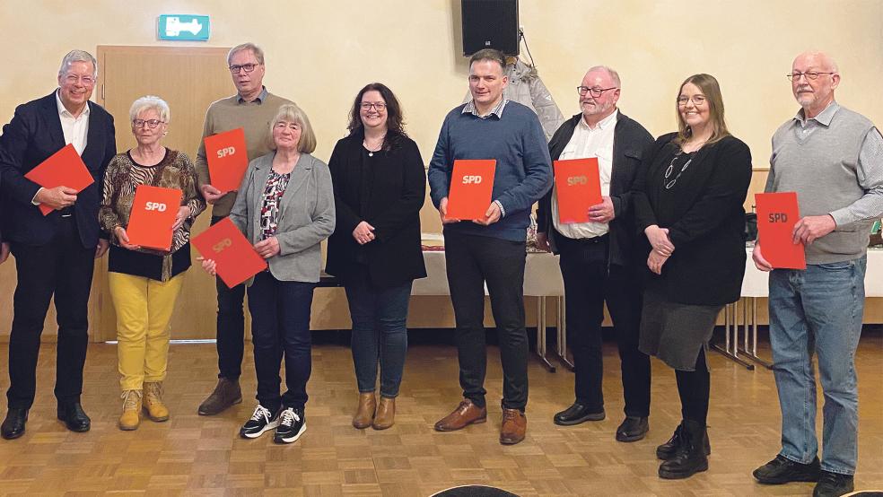 Ehrende und Geehrte: Reinhold Robbe, Anita Meyer, Berthold Modder, Gertrud Aikens, die Bundestagsabgeordnete Anja Troff-Schaffarzyk, Uwe Sap, Karl Volkhusen, Ortsvereinsvorsitzende Lea Timmer und Dirk Klinkenborg (von links).  © Foto: SPD-Ortsverein Bunde-Bunderhee