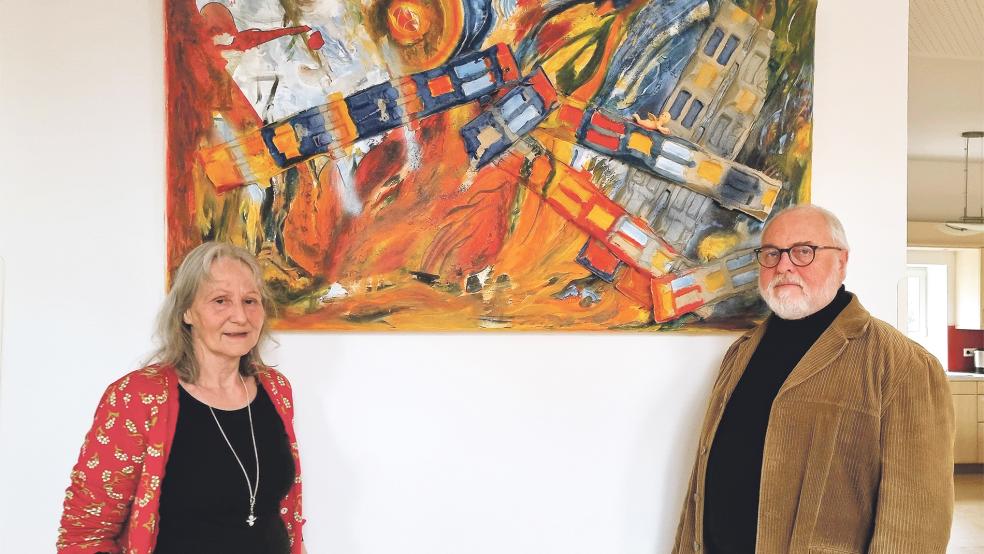 Stadtpastor Ralph Knöfler und Kunstpädagogin Hildegard Sjoukje Uken – hier vor einem ihrer Werke im Lutherhaus.  © Foto: Dübbel