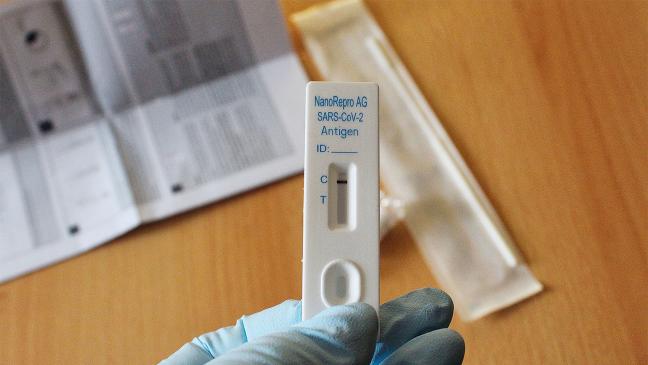 Sektkorken knallen zum Testpflicht-Ende