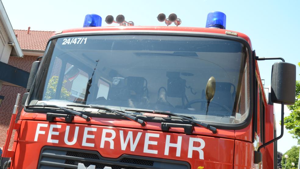 Einen brennenden Transporter hat die Feuerwehr heute in Leer gelöscht. Die Brandursache ist noch unklar.  © Foto: Hanken