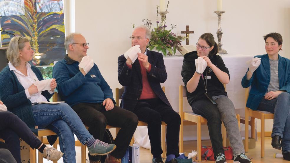 Regionalbischof Dr. Detlef Klahr bastelte mit den rund 50 Teilnehmenden des Kindergottesdienst-Sprengel-Praxistages spontan aus einer Brot-Tüte eine weiße Rose.  © Foto: Grundmann