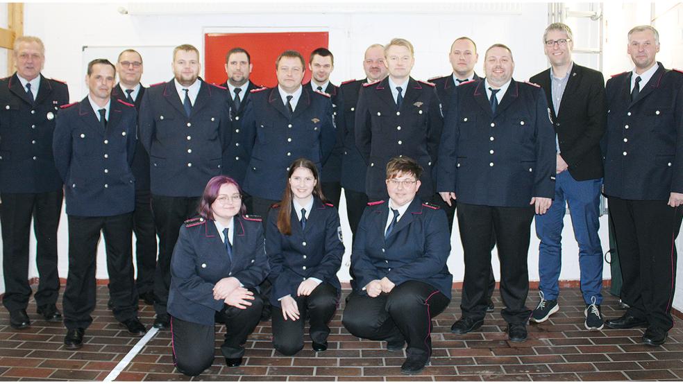 Von links: stellvertretender Stadtbrandmeister Helmut Erfkamp, Florian Diedrichs, Stadtbrandmeister Jörg Fisser, Thomas Haseborg, Heiko Röskens, Lars Berger, Dominik Woltermann, Daniel Maskow, Peter Meyer, Steffen Voss, stellvertretender Ortsbrandmeister Siegfried Buttjes, Bürgermeister Heiko Abbas und Ortsbrandmeister Thorsten Duismann. Kniend von links: Mareike Buttjes, Josefine Hundt und Annika Berger.  © Foto: J. Rand/Feuerwehr