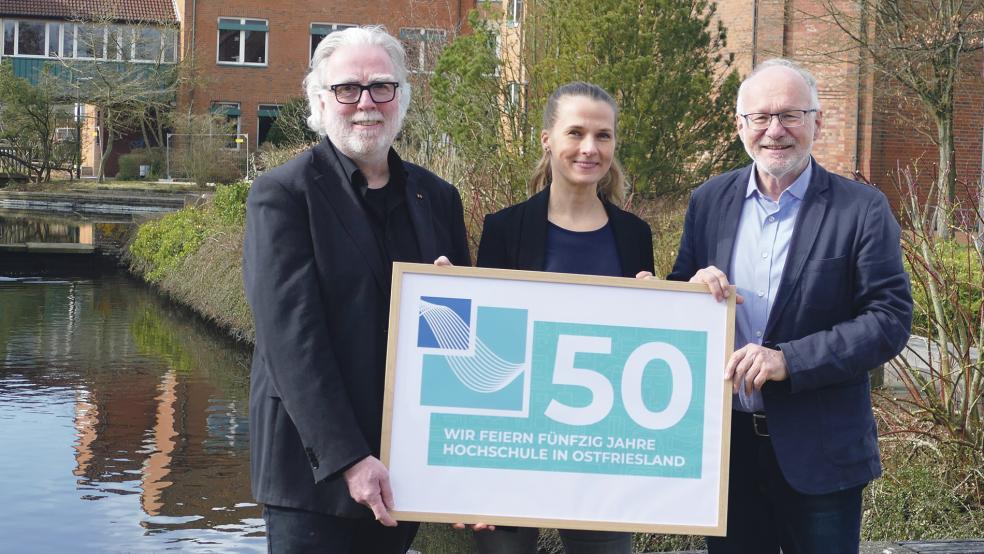Haben sich einiges vorgenommen für das Jubiläumsjahr: Hochschuldirektor Prof. Dr. Gerhard Kreutz (rechts) und seine beiden Presseleute Wilfried Grunau und Katrin Hellwig.  © Foto: Jürgens
