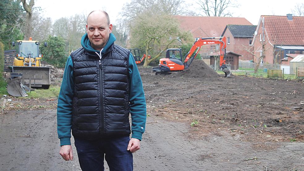 Bagger und andere Maschinen beherrschen derzeit das Bild im Garten des Hauses, der neu angelegt werden soll - und zwar »parkähnlich«, so Hausherr Bernd Brinker.  © Foto: Hoegen