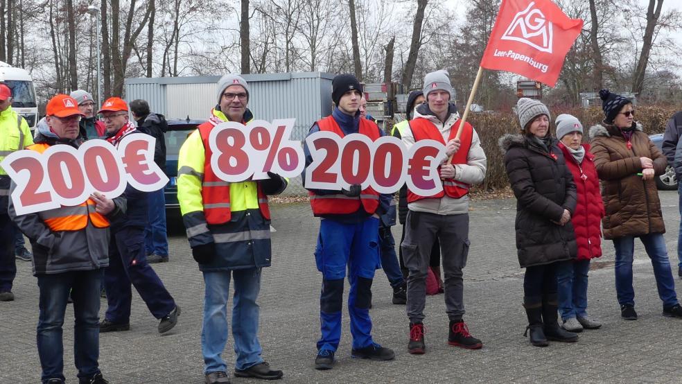 An einem ersten Warnstreik in der westdeutschen Textil- und Bekleidungsindustrie haben sich am Donnerstag rund 100 Beschäftigte des Reißverschluss-Herstellers Coats Opti in Rhauderfehn beteiligt. © IG Metall